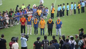 Menpora sekaligus Ketua PSSI, Erick Thohir saat memberikan bola kepada kapten Timnas U-17 I Putu Panji Apriawan sebagai tanda dimulainya 
International Youth Football Tournament Bali 7s 2026 di Bali United Training Center pada Jumat (3/4/2026). (Bola.com/Alit Binawan)