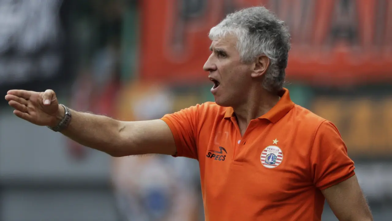 Pelatih Persija Jakarta, Ivan Kolev, memberikan instruksi kepada pemainnya saat melawan 757 Kepri Jaya. (Bola.com/Yoppy Renato)