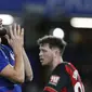 Striker Chelsea, Olivier Giroud, tampak kecewa usai gagal membobol gawang Bournemouth pada laga Piala Liga Inggris di Stadion Stamford Bridge, Kamis (20/12). Chelsea menang 1-0 atas Bournemouth. (AP/Alastair Grant)