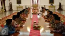 Suasana pertemuan para ulama dengan Jokowi di Istana Merdeka, Jakarta (1/11). Jokowi menegaskan tidak akan mengintervensi kepolisian dalam penanganan kasus dugaan penistaan agama dengan terlapor Basuki T Purnama (Ahok). (Liputan6.com/Faizal Fanani)