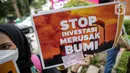 <p>Aktivis Climate Rangers Jakarta, XR Jakarta, dan 350 Indonesia berunjuk rasa di depan Gedung Kementerian Investasi/BKPM, Jakarta, Jumat (22/4/2022). Aktivis menuntut pemerintah serius dalam memilih investasi yang baik bagi kelestarian bumi. (Liputan6.com/Faizal Fanani)</p>