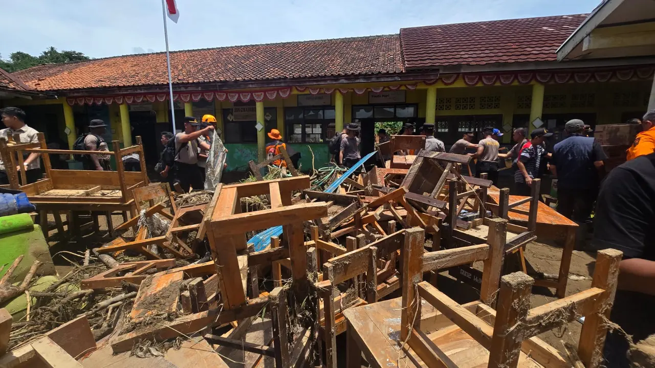 SD di Sukabumi porak-poranda diterjang banjir