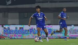 Gelandang muda Persib Bandung, Nazriel Alfaro menjalani debut di BRI Super League 2025/2026 saat Maung Bandung bertandang ke markas Madura United, Minggu (30/11/2025). (Dok. I.League)