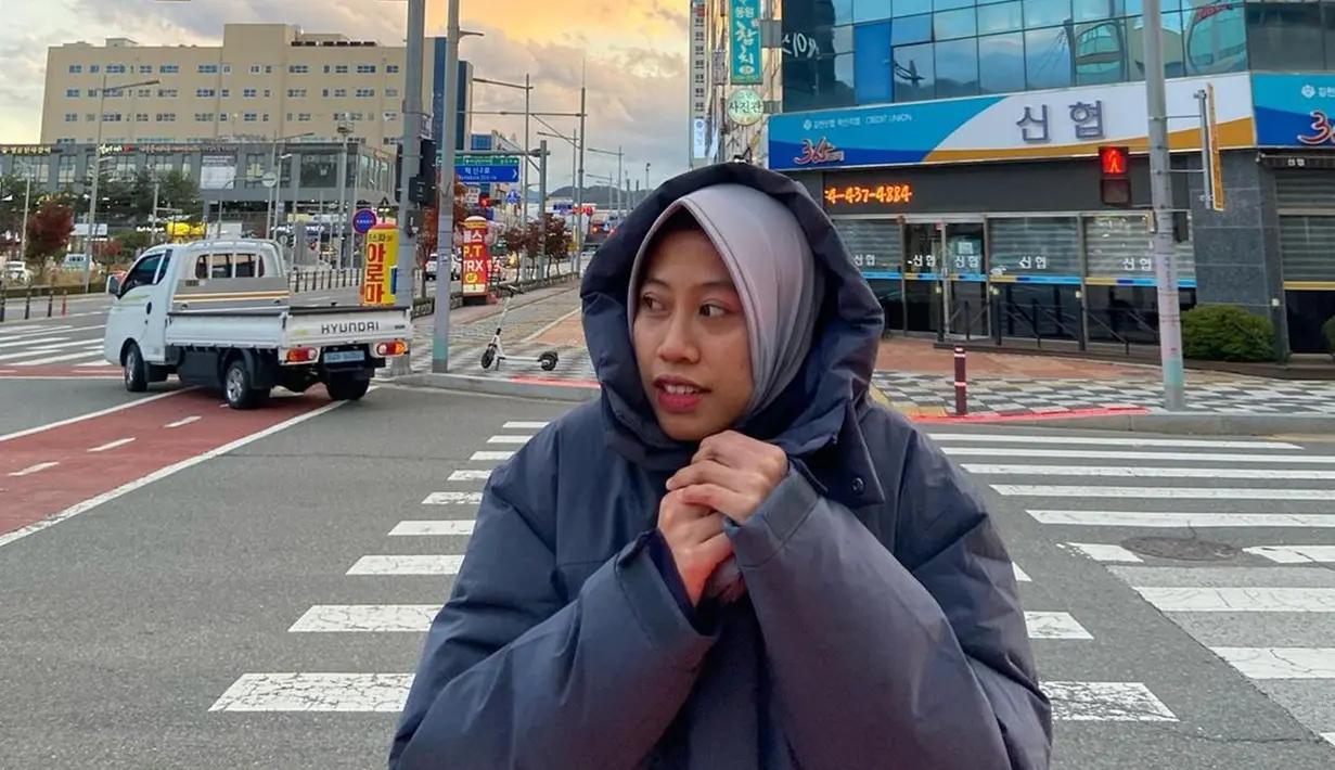 Nama Megawati Hangestri Pertiwi sedang ramai diperbincangkan publik. Ia membanggakan Indonesia dengan sukses jadi pevoli handal di Korea Selatan. Potretnya saat di lapangan dengan jalan-jalan di Korea curi perhatian. (Liputan6.com/IG/megawatihangestrip)