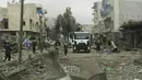 Kendaraaan relawan White Helmets mencari korban di lokasi serangan militer di Provinsi Idlib, Suriah, Minggu, (7/1). Militer Suriah kehilangan Provinsi Idlib pada 2015 dan dikontrol oleh militan. (Syrian Civil Defense White Helmets via AP)
