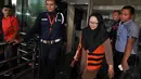 Gubernur Banten non aktif, Ratu Atut Chosiyah usai menjalani pemeriksaan di Gedung KPK, Jakarta, Rabu (5/11/2014). (Liputan6.com/Miftahul Hayat)