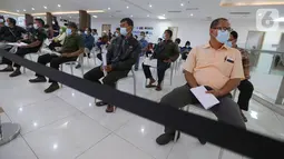 Karyawan ritel mengantre vaksin Covid-19 di Lippo Plaza Ekalokasari, Bogor, Jawa Barat, Senin (29/03/2021). Untuk mendukung Pemerintah merealisasikan target nasional 1 juta vaksinasi per hari, LMI merealisasikan layanan vaksinasi di 74 mal. (Liputan6.com/Fery Pradolo)