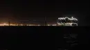 Kapal pesiar MSC World Europa meninggalkan pelabuhan Saint-Nazaire, Prancis barat pada 26 Oktober 2022. MSC World Europa berlayar ke Qatar, di mana ia akan berfungsi sebagai hotel terapung selama Piala Dunia FIFA Qatar 2022. (AFP/Sebastien Salom Gomis)