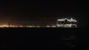Kapal pesiar MSC World Europa meninggalkan pelabuhan Saint-Nazaire, Prancis barat pada 26 Oktober 2022. MSC World Europa berlayar ke Qatar, di mana ia akan berfungsi sebagai hotel terapung selama Piala Dunia FIFA Qatar 2022. (AFP/Sebastien Salom Gomis)