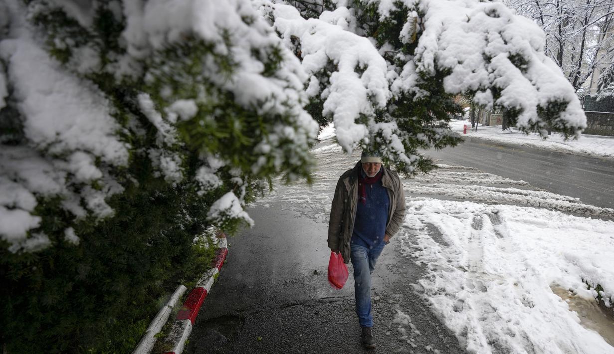 Sebuah kejadian yang tidak biasa pada musim dingin di musim semi melanda Balkan Barat pada hari Selasa, membawa salju dan hembusan angin kencang yang mengganggu lalu lintas di wilayah tersebut. (AP Photo/Darko Vojinovic)