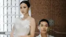 Sementara itu, Shanju tampil dengan bawl gown putih lengkap dengan veil panjang. [@jonathanwongso]
