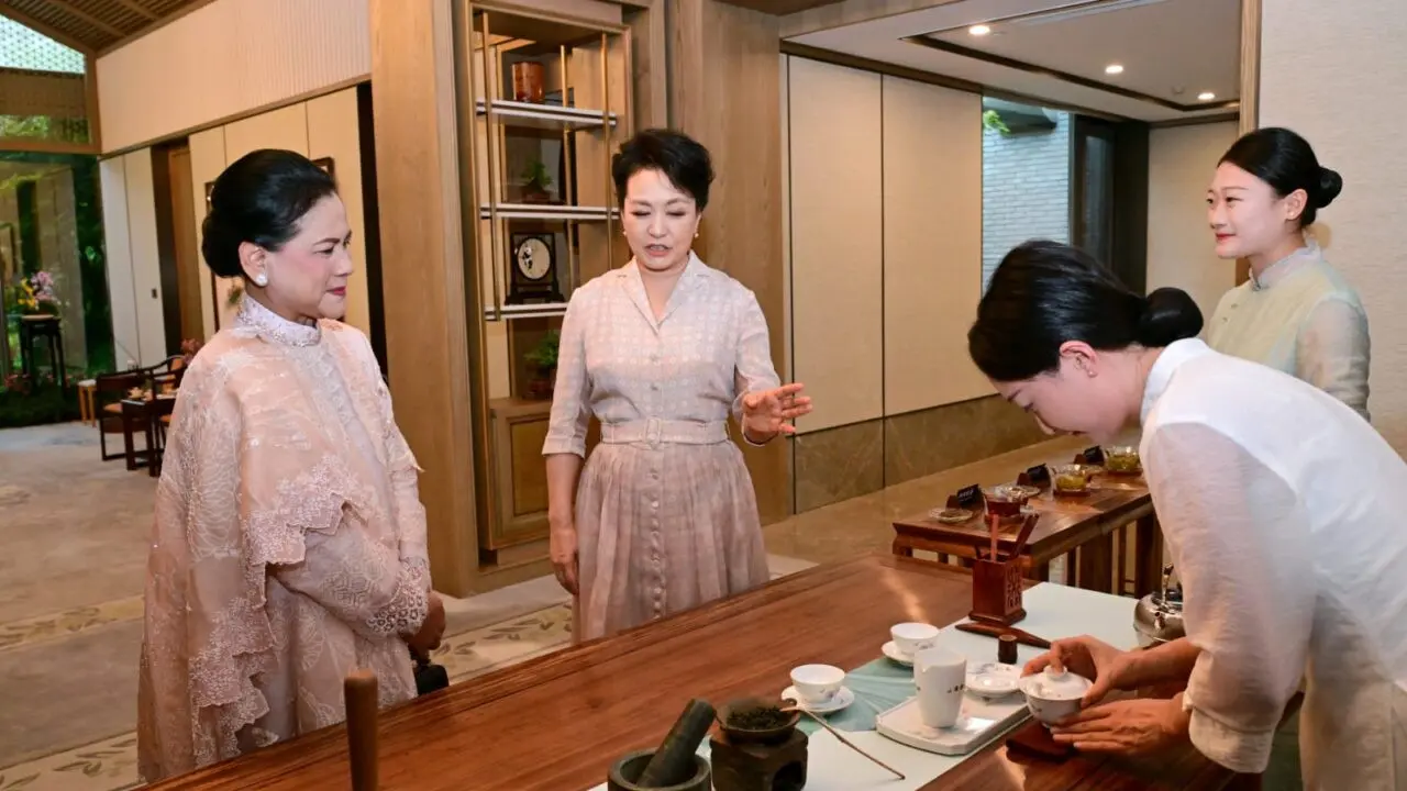 Gaya Iriana Jokowi dan Istri Presiden China, Peng Liyuan Kompak Kenakan Dress Beige Layaknya Bestie