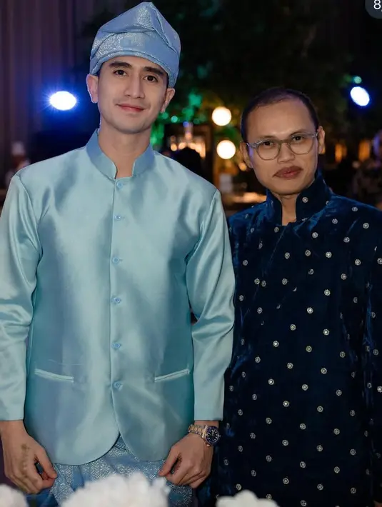 Verrell juga melengkapi tampilannya dengan jam tangan mewah di salah satu lengannya. [@wanda_haraa]