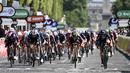 Pebalap Tim DSM, Lorena Wiebes (kanan) bersaing dengan pebalap Jumbo-Visma, Marianne Vos menjelang garis finis etape pertama Tour de France Wanita 2022 yang menempuh jarak sepanjang 81,6 km dari Tour Eiffel hingga Champs-Elysees, Paris pada 24 Juli 2022. (AFP/Jeff Pachoud)