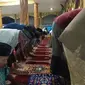 WBP Menjalankan Shalat Tarawih Di Masjid Lapas Kelas IIA Serang. (Rabu, 27/04/2022). (Liputan6.com/Yandhi Deslatama).