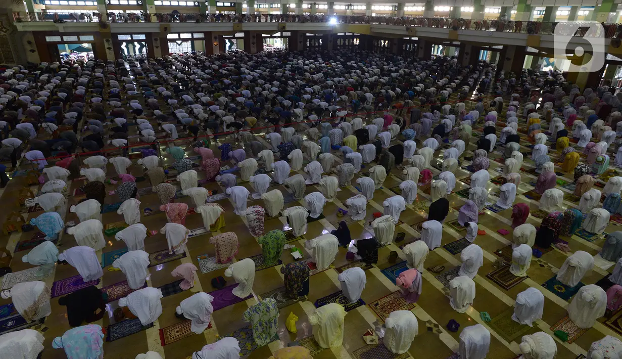 Jemaah melaksanakan salat Idul Adha 1441 H di Masjid Raya Jakarta Islamic Centre, Jumat (31/7/2020). Khutbah Idul Adha tahun ini bertema ‘Membagun Optimisme di Tengah Pandemi’. (merdeka.com/Imam Buhori)