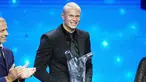 Erling Haaland dari Norwegia memegang penghargaan pemain terbaik UEFA Mens Player of the Year 2022/2023 setelah ajang drawing Liga Champions 2023/2024 di Forum Grimaldi di Monaco, Kamis (31/8/2023). (AP Photo/Daniel Cole)