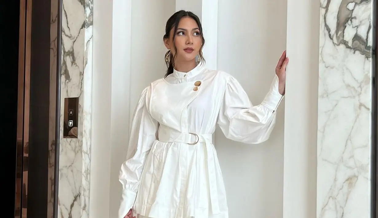 Gaya OOTD Jessica Mila dalam unggahan di akun Instagram sering mencuri perhatian netizen. Penampilannya memakai dress simpel berwarna putih ini pun membuatnya tampak elegan. (Liputan6.com/IG/@jscmila)
