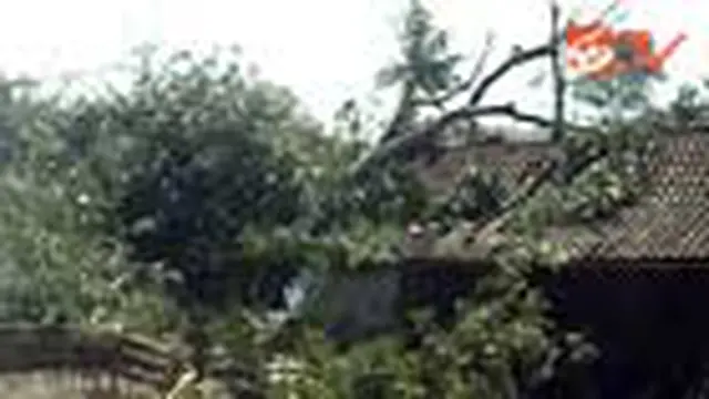 Angin Kencang Menerjang, Ratusan Rumah Rusak