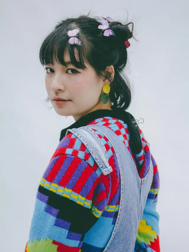 2. Kombinasikan dengan Item Berwarna Polos