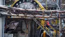 Untuk diketahui, pada semester pertama 2025, ANTAM mencatat produksi emas mencapai 400 kilogram. Sementara, total produksi yang ditargetkan menembus 1 ton hingga akhir tahun. (Daeng Mansur/AFP)