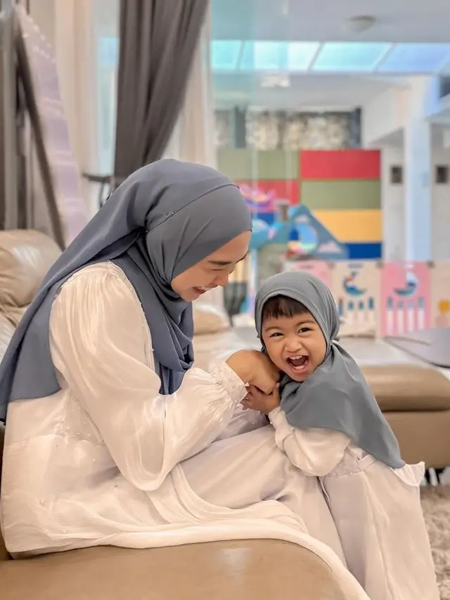 Gaya Ria Ricis Lebaran Tanpa Teuku Ryan. [@riaricis1795]