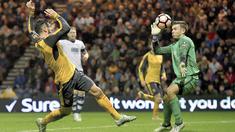 Pemain Arsenal, Olivier Giroud (kiri) saat berebut bola dengan kiper Preston North End  pada laga Piala FA diDeepdale, Preston, (7/1/2017). Arsenal menang 2-1. (Dave Howarth/PA via AP)
