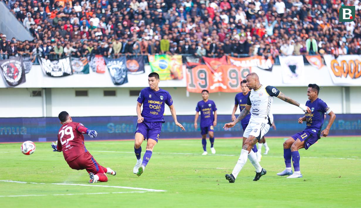 Pemain Persija Jakarta, Gustavo Almeida (kedua kanan) mencetak gol ke gawang Persita Tangerang dalam laga BRI Super League 2025/2026 di Indomilk Arena, Tangerang, Banten, Jumat (30/01/2026). (Bola.com/Muhammad Iqbal Ichsan)