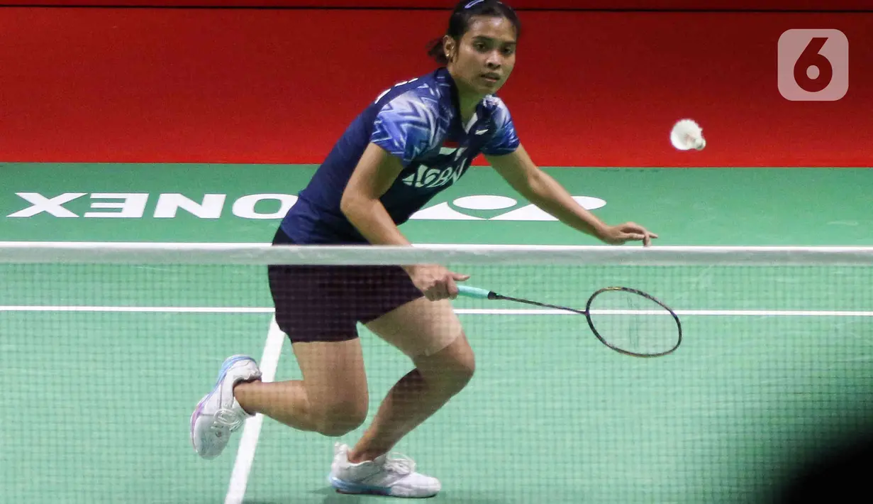 Pebulu tangkis tunggal putri Indonesia Gregoria Mariska Tunjung mengembalikan kok ke arah lawannya pebulu tangkis tunggal putri Sung Shuo Yun pada babak 32 besar turnamen Daihatsu Indonesia Masters 2023 di Istora Senayan, Jakarta, Rabu (25/1/2023). Gregoria Mariska Tunjung harus menghadapi persaingan ketat dengan tunggal putri China Taipei. (Liputan6.com/Herman Zakharia)