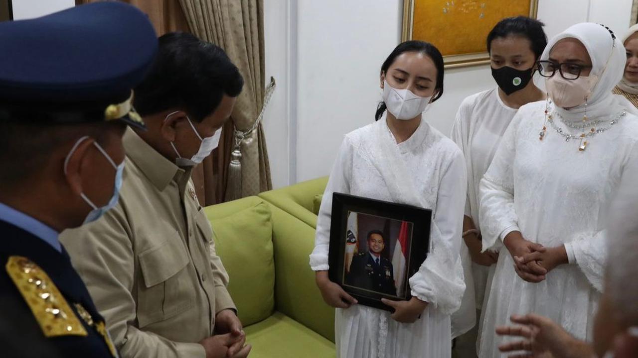 Menhan Prabowo Subianto kunjungi temui keluarga pilot pesawat TNI AU Kapten Anumerta Allan Safitra Indra Wahyudi yang gugur dalam insiden pesawat jatuh di Blora, Jawa Tengah. (Foto: Liputan6.com/Kemhan.go.id)
