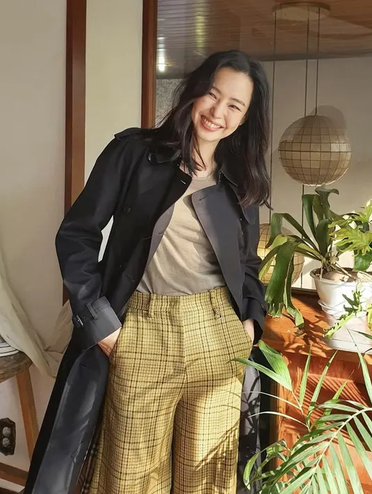 Perempuan berusia 38 tahun ini memadukan tshirt cokelat dengan coat hitam sebagai luaran. Dan celana kuning bermotif.  @honey_lee32