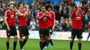 Pemain Manchester United memberikan hormat kepada penonton setelah kalah dari Swansea City 1-2 di Stadion Liberty, Swansea, Wales, Inggris Raya. Minggu (30/8/2015). (EPA/Geoff Caddick)