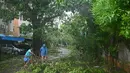Sejumlah pohon tumbang akibat terjangan angin kencang dan hujan lebat di Chennai pada tanggal 4 Desember 2023. (R. Satish BABU/AFP)