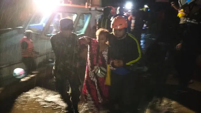 Para Korban Tenggelamnya KM Fajar Lorena Dievakuasi ke daratan di Pelabuhan Jangkar (Istimewa)