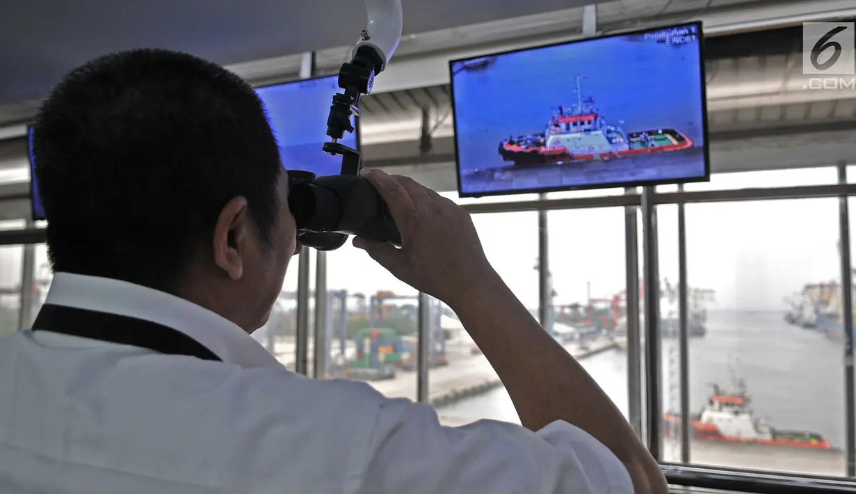 Petugas memantau lalu lintas kapal dengan Vessel Traffic System (VTS) di Ruang Kontrol VTS, Kantor IPC, Tanjung Priok, Jakarta, Senin (21/1). Dengan VTS pengaturan lalu lintas kapal menjadi lebih mudah dan cepat. (Merdeka.com/Iqbal Nugroho)