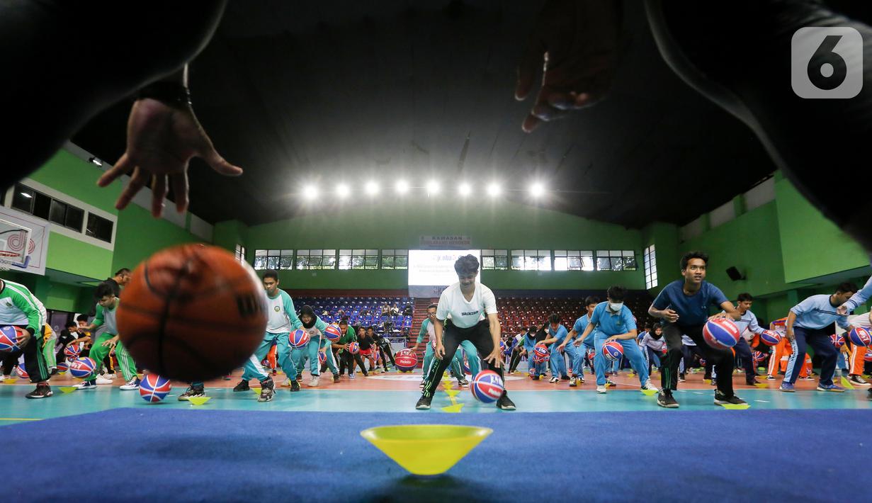 Siswa siswi Madrasah berlatih teknik dasar bola basket di GOR Bulungan Jakarta, Selasa (31/05/2022). Kementerian Agama (Kemenag) bekerja sama dengan National Basketball Association (NBA) menyelenggarakan workshop Jr. NBA Coaches Academy tatap muka pertama sejak tahun 2020. (Liputan6.com/Fery Pradolo)