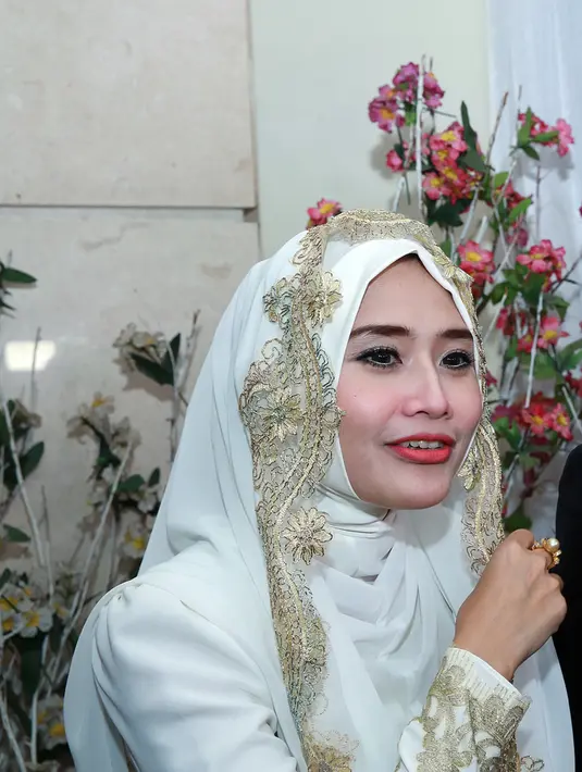 Marida Denova sang istripun menjelaskan, orang tua selalu ingin anaknya pintar di sekolah, tapi prilakunya kurang diperhatikan, mereka ingin kedua anaknya unggul dalam akhlaknya. (Deki Prayoga/Bintang.com) 