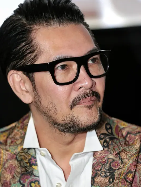 Untuk mendalami peran Mafia, berbagai cara dilakukan Ferry Salim. Salah satunya menonton adegan seorang mafia di berbagai judul film. Dengan tujuan dapat menjiwai peran tersebut lebih mendalam. (Adrian Putra/Bintang.com)