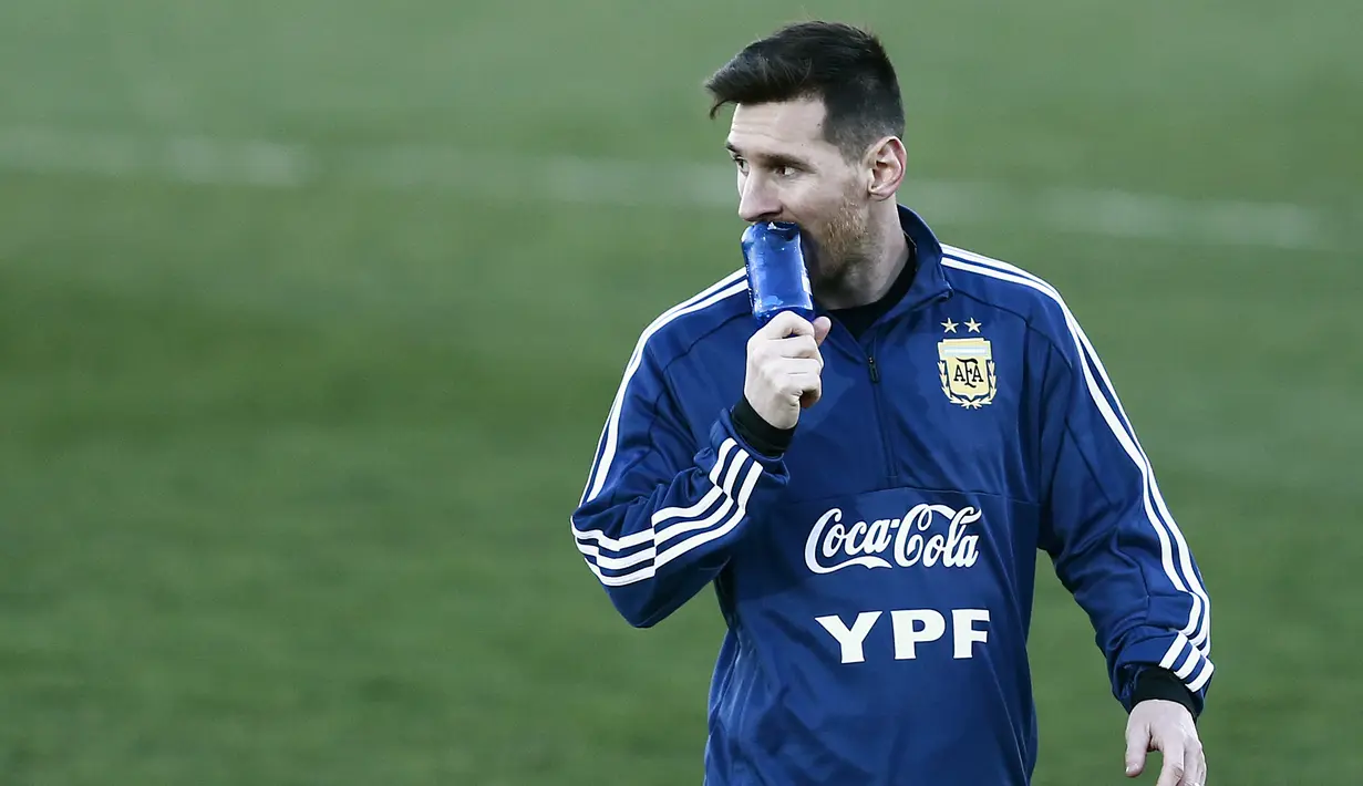 Gelandang Argentina, Lionel Messi, mengamati rekannya saat latihan di Valdebebas, Madrid, Selasa (19/3). Latihan ini merupakan persiapan jelang laga persahabatan melawan Venezuela. (AFP/Benjamin Cremel)