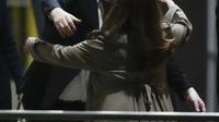 Pendiri Wikileaks Julian Assange setelah mendarat di pangkalan udara RAAF Fairbairn di Canberra, Australia Rabu, 26 Juni 2024 memeluk sang istri.(AP/Rick Rycroft)