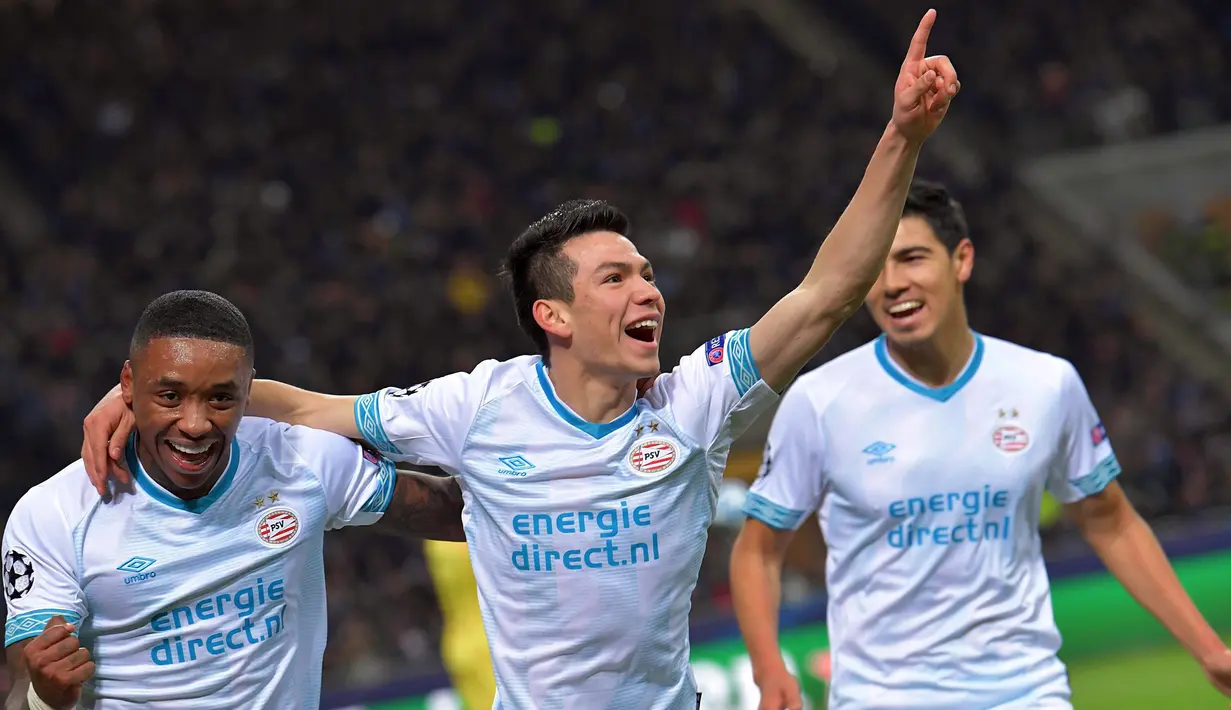 Pemain PSV Eindhoven, Hirving Lozano, melakukan selebrasi usai membobol gawang Inter Milan pada laga Liga Champions di Stadion San Siro, Italia, Selasa (11/12). Kedua tim bermain imbang 1-1. (AP/Daniel Dal Zennaro)
