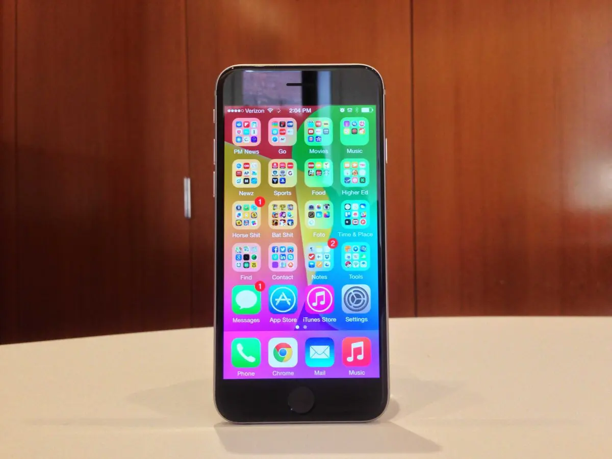  iPhone 6 hadir dengan sistem operasi anyar iOS 8 yang mengizinkan pihak ketiga untuk mengisi aplikasi pra-instal.