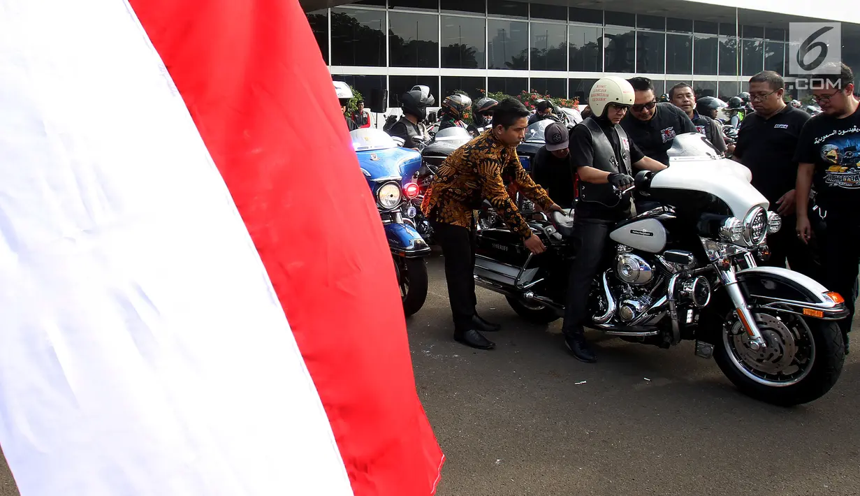Ketua MPR Zulkifli Hasan bersiap mengendarai Motor Gede di Halaman Gedung DPR/MPR, Jakarta, Minggu (1/7). Acara tersebut dilakukan untuk Halal Bihalal Ketua MPR dengan Pencinta Motor Gede dengan tema "Merah Putih Kita Sama". (Liputan6.com/Johan Tallo)