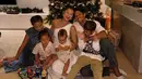 Merayakan Natal di rumah bersama keluarga, Jennifer dan Irfan Bachdim kompak mengenakan busana warna putih. [@jenniferbachdim]