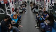 Penumpang menaiki moda transportasi MRT di Stasiun Bundaran HI, Jakarta, Sabtu (18/2/2023). Direktur Jenderal Perkeretaapian resmi menetapkan MRT Jakarta sebagai Objek Vital Transportasi Bidang Perkeretaapian. Hal itu tercantum dalam Keputusan Direktur Jenderal Perkeretaapian Nomor KP-DJKA 38 Tahun 2023 tanggal 10 Februari 2023. (Liputan6.com/Faizal Fanani)