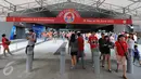 Ribuan warga, baik domestik maupun manca negara mendatangi lokasi pembukaan SEA Games 2015 di National Stadium Singapura, Jumat (5/6/2015). Beberapa warga berjalan menuju National Stadium dari stasiun MRT Stadium. (Liputan6.com/Helmi Fithriansyah)