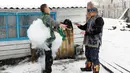 Seorang dukun melakukan ritual mengusir roh- roh jahat di tempat kediaman pelanggannya di Kota Kyzyl, Tuva, Siberia, Rusia, (3 /11). (REUTERS/Ilya Naymushin)