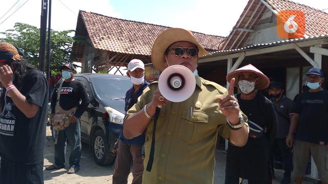 Anggota DPRD Blora, HM Warsit ketika berorasi di CPP Gundih PT Pertamina EP Asset 4 Cepu Field, Desa Sumber, Kecamatan Kradenan, Kabupaten Blora. (Liputan6.com/Ahmad Adirin)