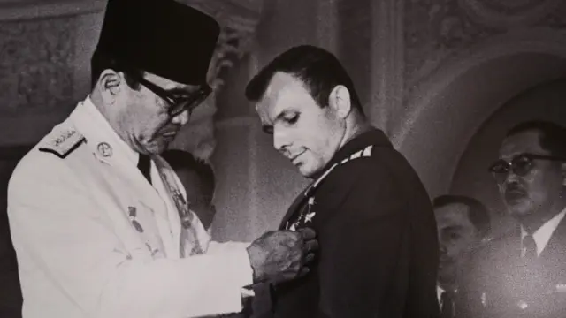 Pemberian Bintang Mahaputera Adipradana dilakukan di Jakarta, tepatnya di Taman Mataram dimana juga terdapat patung Yuri Gagarin (Kedubes Rusia)