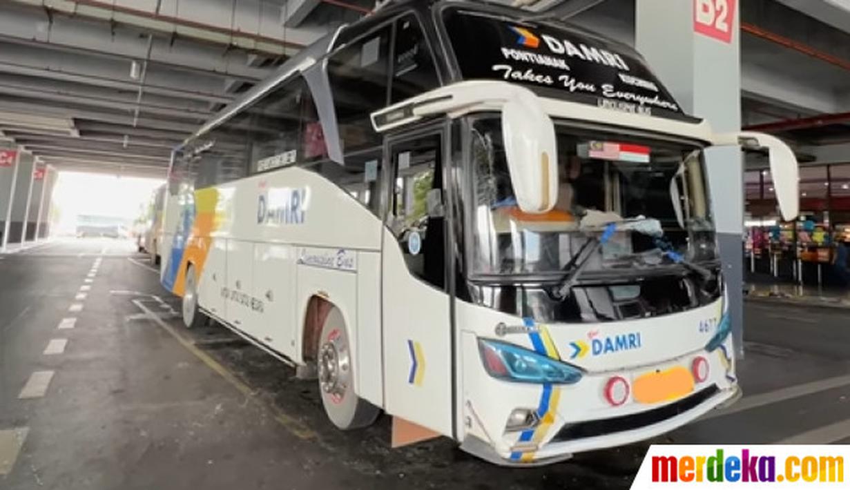 Melansir dari video milik kanal Youtube Ahmad Wildani pada Senin (23/1), menampilkan penampakan bus PO Damri yang menjalankan rute lintas negara Indonesia-Malaysia. Bus tersebut menggunakan mesin Mercedez Benz 1526 dan body Rexus.